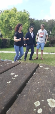 Photo de trois personnes entrain de répéter