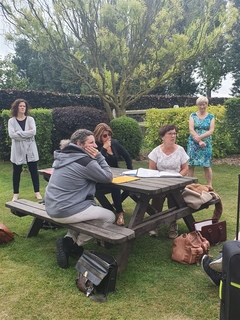 Photo d'un groupe autour d'une table